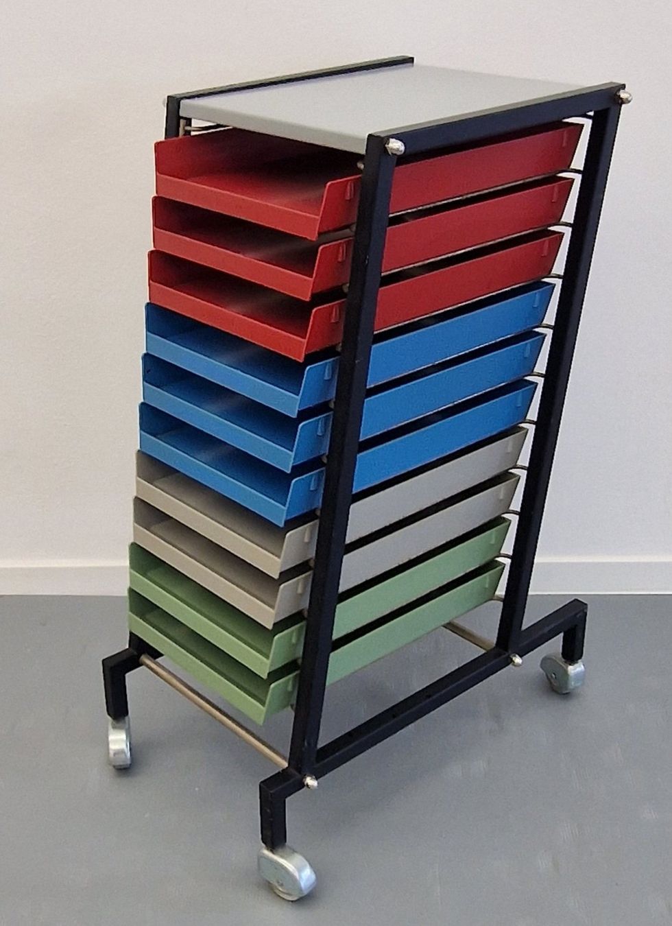 Möbel & Einrichtung: MCM Vintage Design, Papierablage Container, Rollbar, 1970er – Gebraucht aus St. Gallen von chambredirecte