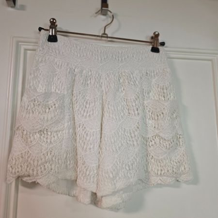 MINKPINK Sommer Shorts aus Spitze, Grösse 36/S