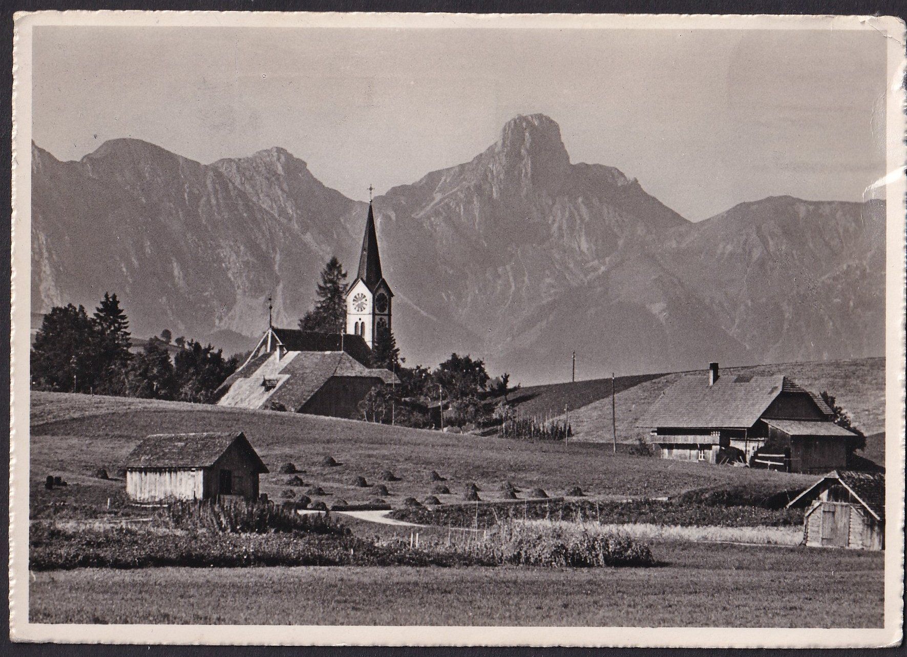 Cartoline postali: Schwarzenegg bei Thun Teilansicht mit Kirche Feldpoststempel – Usato da Olten venduto da clotaldi