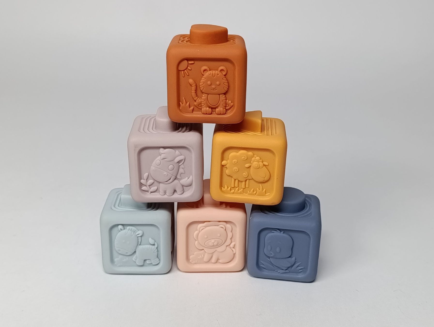 Giocattoli: 6 cubes éducatifs en caoutchouc à encastrer 4.5 cm – Usato da Thielle venduto da Plusvalue_Neuchatel