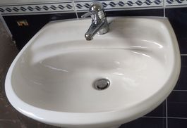 Lavabo 51cm tief 60cm breit Villeroy&Boch, mit Armatur