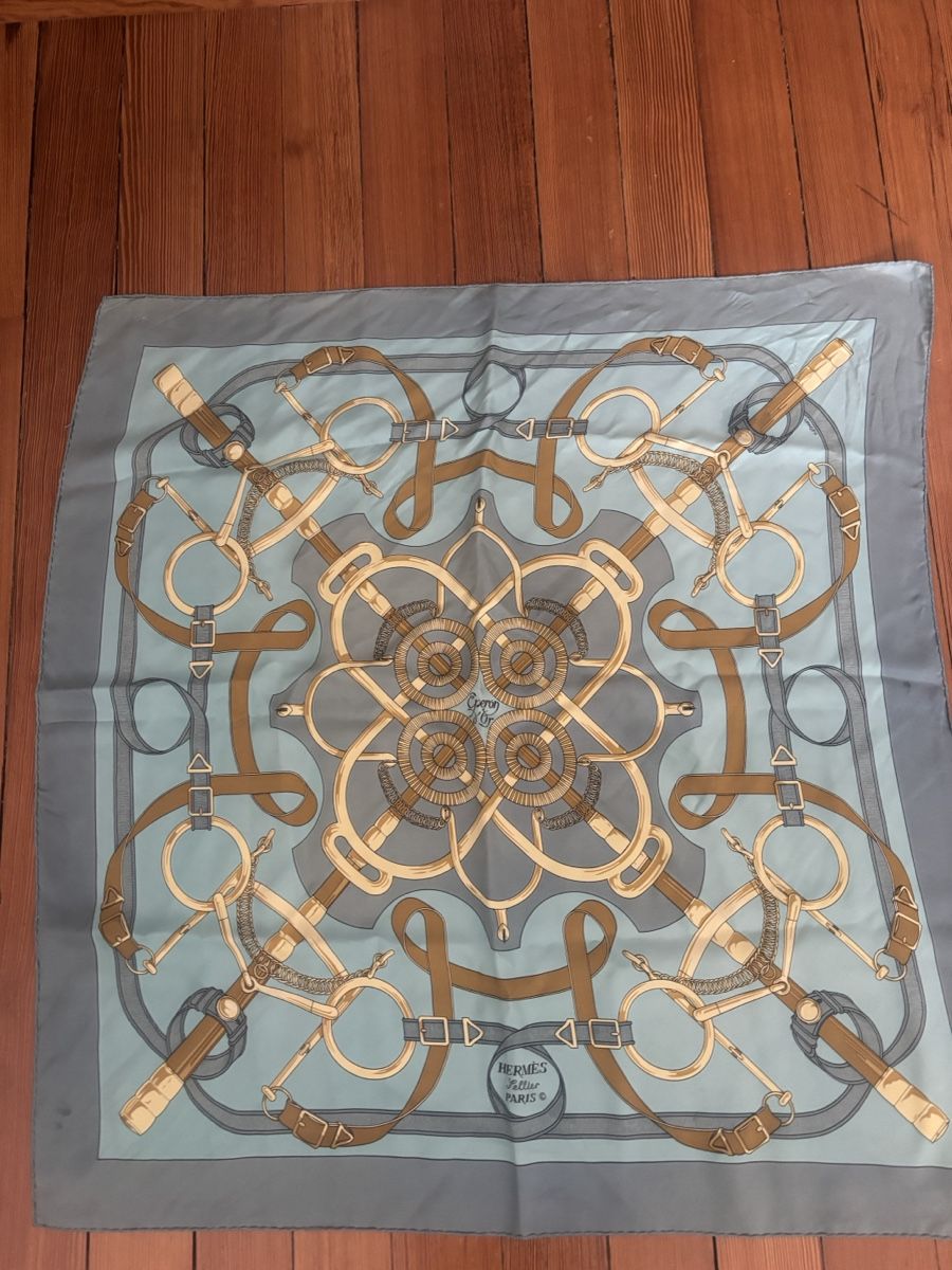 Hermès Foulards, Tücher & Schals: Hermes Scarf 90 Eperon d’Or forever – Gebraucht aus Geneve von wer_7s7p
