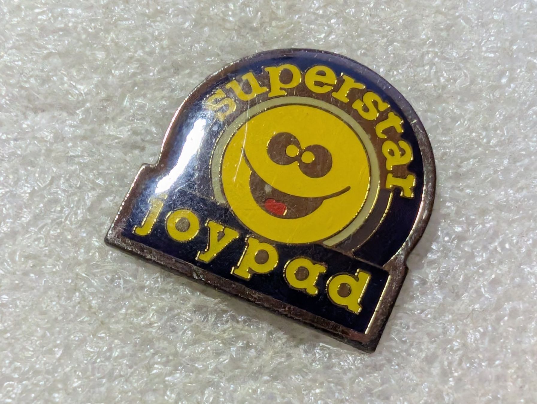 Placchette & Badge: Ansteckpin 9: Superstar Joypad – Usato da Oppligen venduto da Pin-Fall-Shop
