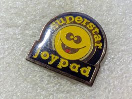 Ansteckpin 9: Superstar Joypad