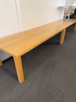Grosser Holztisch