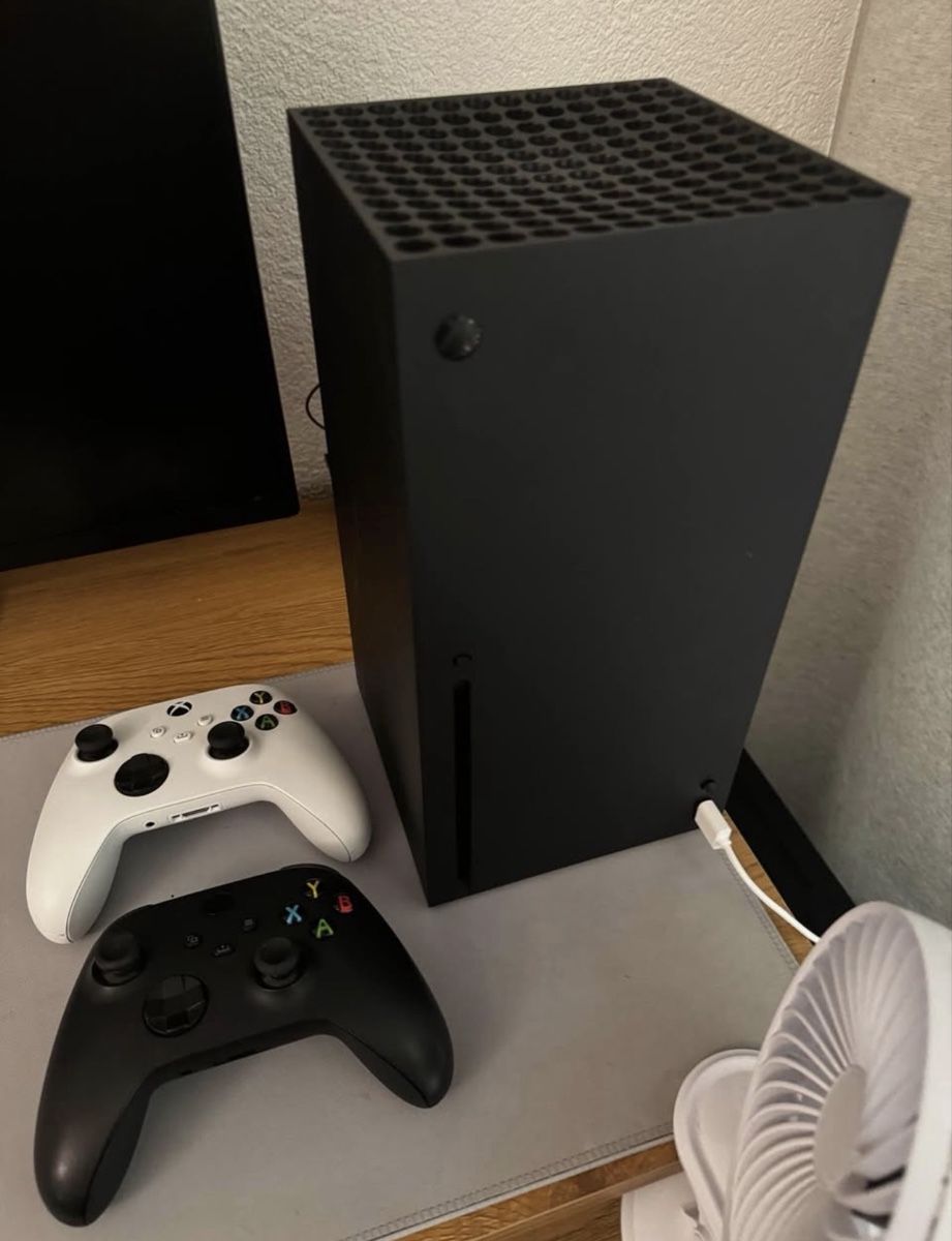 Microsoft Consoles: Xbox Series X Console with Three Controllers – Neuf (Voir description) à Broc par ist_7xnq