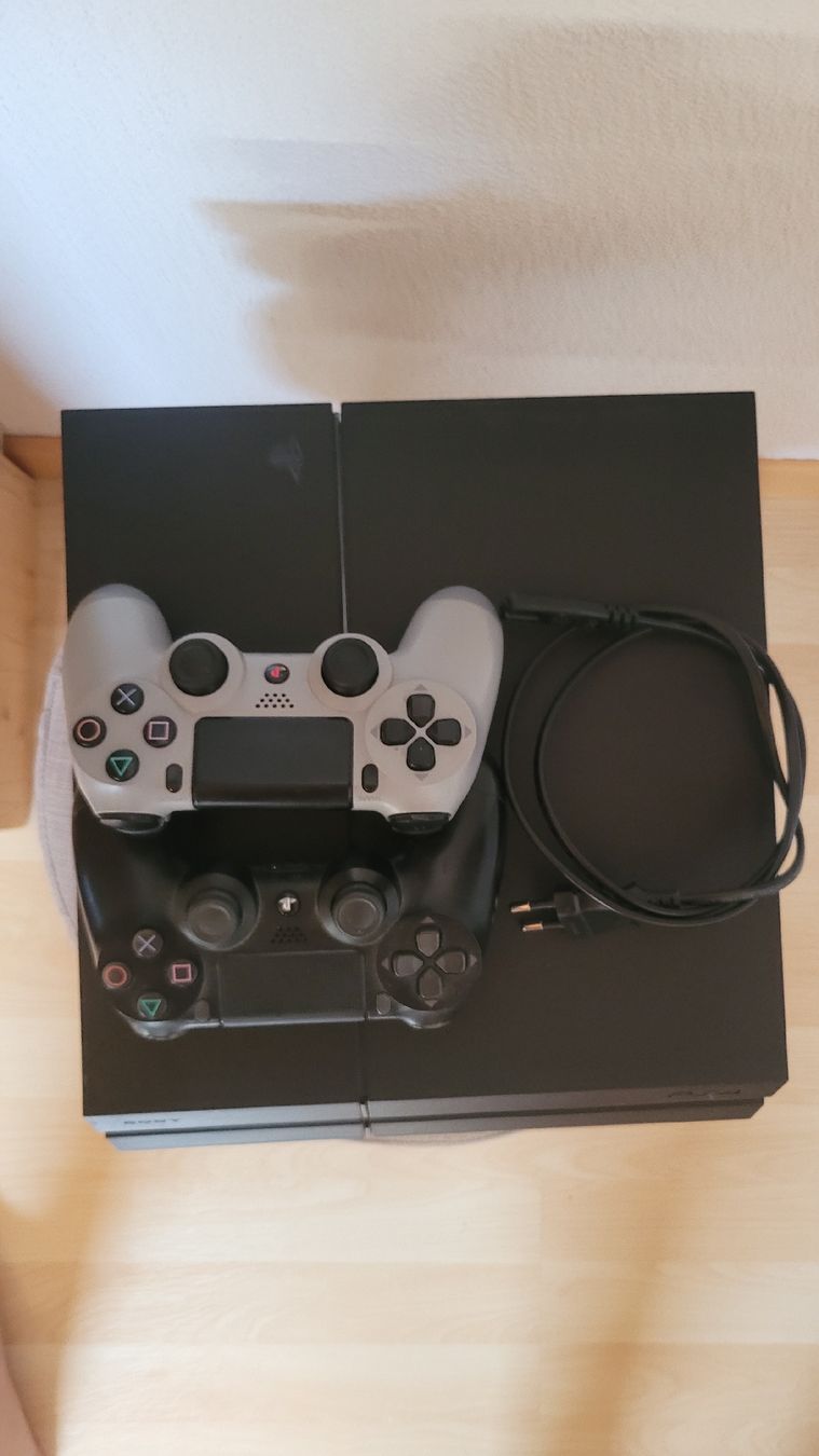 Sony Consoles: PS4 1TB 2 Controller 2 Spiele – D'occasion à Spiez par nir_7n58 2