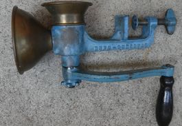 Alte blaue Vintage Mohnmühle, Mohnquetsche