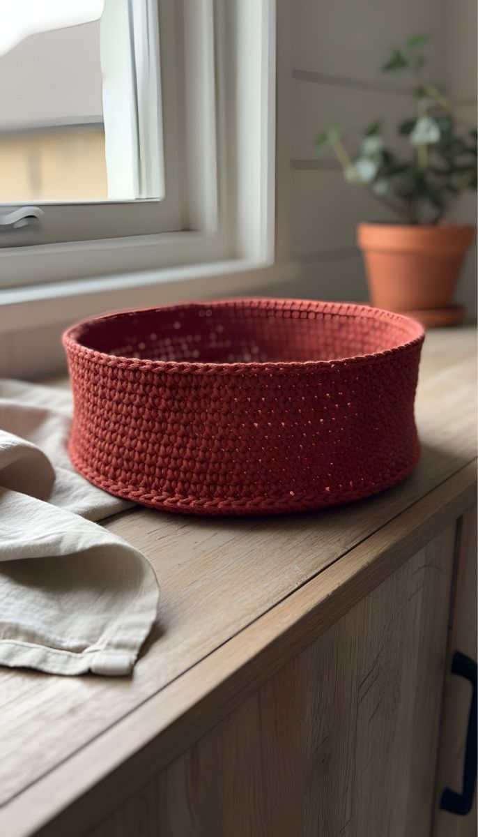 Sonstiges für Haushalt & Wohnen: Neu, Handmade Häkelkorb Rostrot Ø 24cm – Neu (gemäss Beschreibung) aus Bichwil von VintaCraftStudio