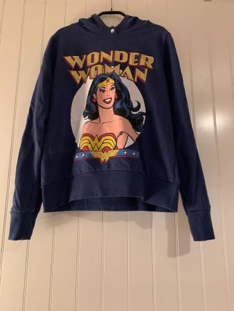 Pull à capuche. t. 38