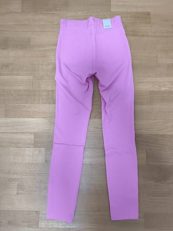 Pantalons: GUESS rosa Hose in Gr. 26 – D'occasion à Egg b. Zürich par Alexandra_Frei 2