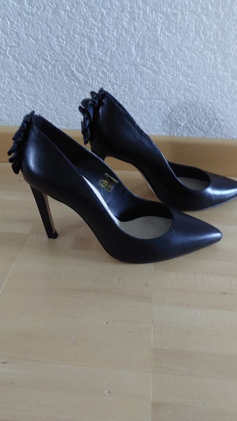 Damenschuhe: Schwarze Leder Pumps mit Rüschen Gr. 38 – Gebraucht aus Thun von Alexanna 2