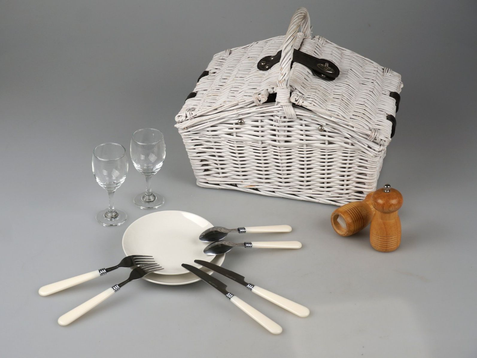 Sonstiges für Haushalt & Wohnen: Picknickkorb Weiss – Gebraucht aus Rüti ZH von Restwert_Rueti_ZH