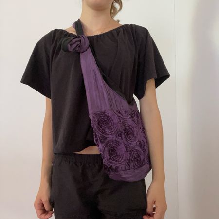 Lila Handtasche mit Rosenmuster