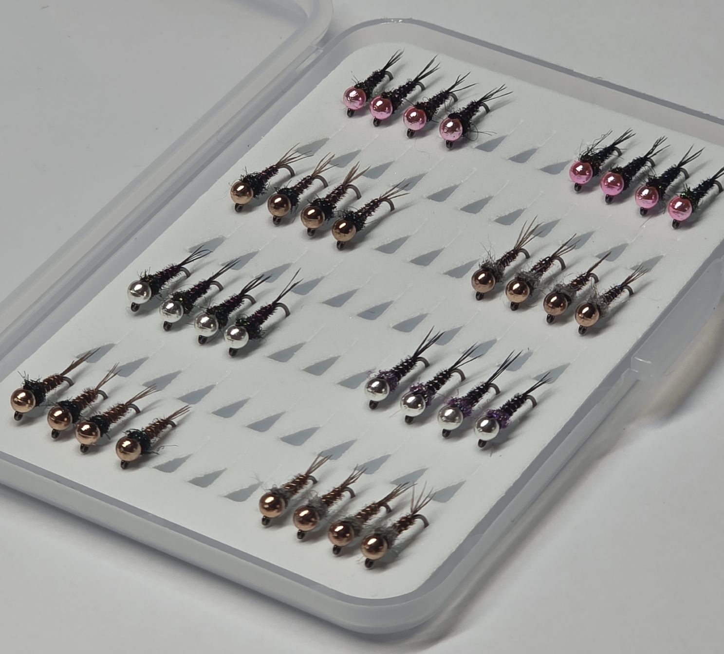 Esche: Box mit 32 Tungsten Nymphen – Nuovo (secondo la descrizione) da Degersheim venduto da HookedOnTheFly