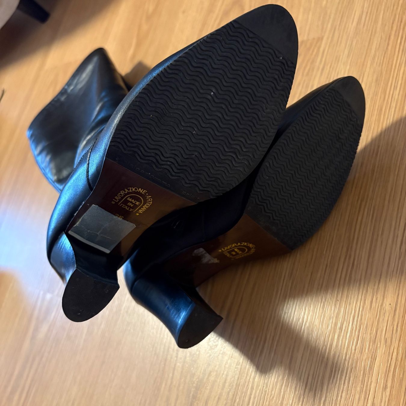 Scarpe da donna: Carina schwarze Lederstiefel 36 – Nuovo (secondo la descrizione) da Chesalles-sur-Oron venduto da poppyscloset 3