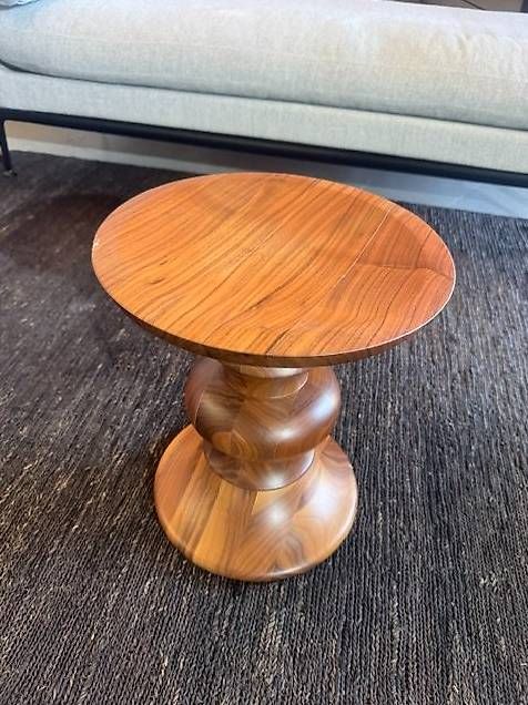 Vitra Hocker: Vitra Eames Stool Model B  Massivholz Nussbaum – Gebraucht aus Zollikofen von OberliAG 1