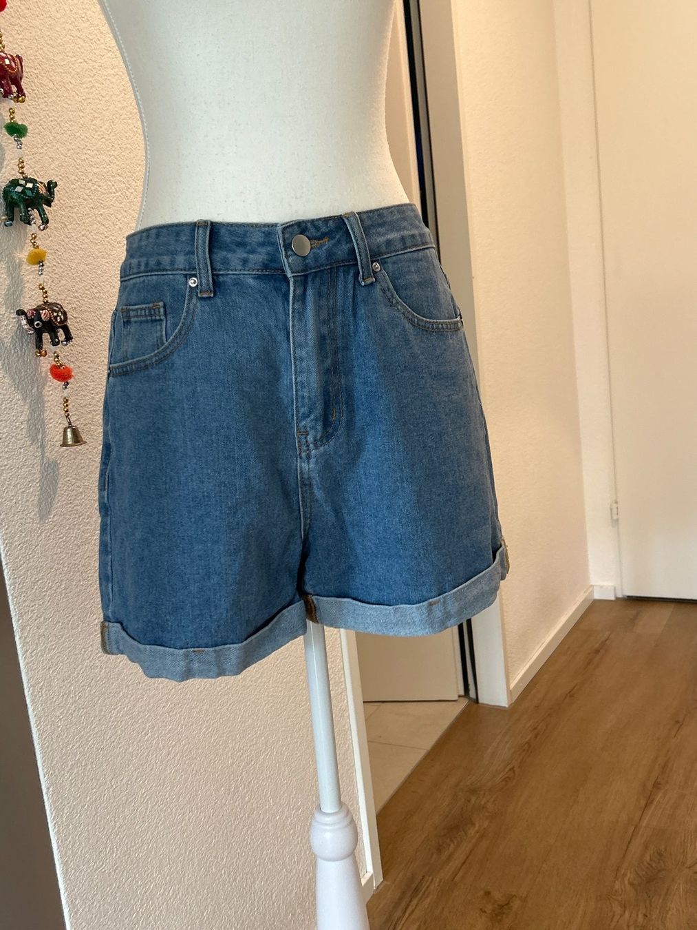 Pantaloni: Damen Jeansshorts Grösse M – Usato da Brunnen venduto da Nala2929 2