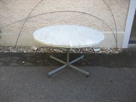 Runder Gartentisch mit Metallgestell klappbar