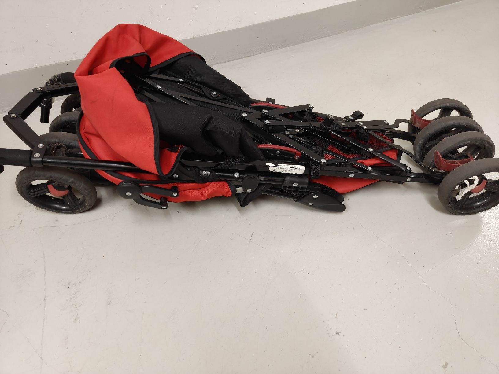 Kinderwagen: Ferrari Stroller Red Black Used – Gebraucht aus Wetzikon ZH von was_jtf5 2