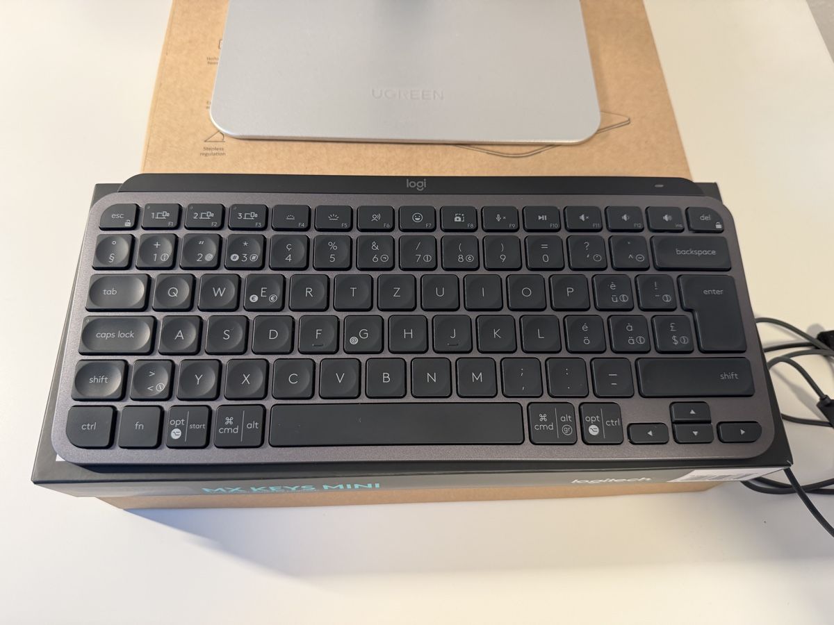 Logitech Tastaturen: Logitech MX Keys Mini + UGREEN Laptop Stand – Gebraucht aus Zürich von arvinmarlon11 2