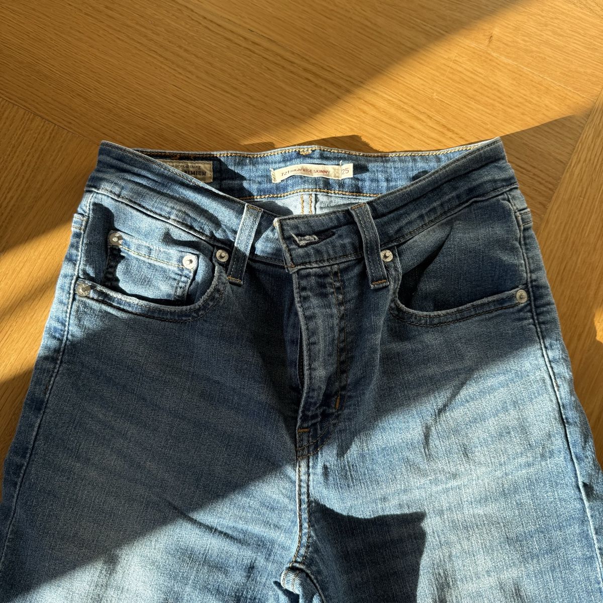 Levi's Jeans: Jeans Levi’s – Nuovo (secondo la descrizione) da Lausanne venduto da aly_b2bf 1