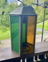 Alte Laterne mit farbigem Glas Metall gebrachter Zustand