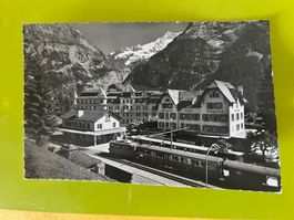 Bahnhof Grindelwald mit Zügen und Hotel
