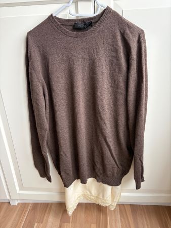 Neuer Woll-Cashmere-Pullover und Negligee