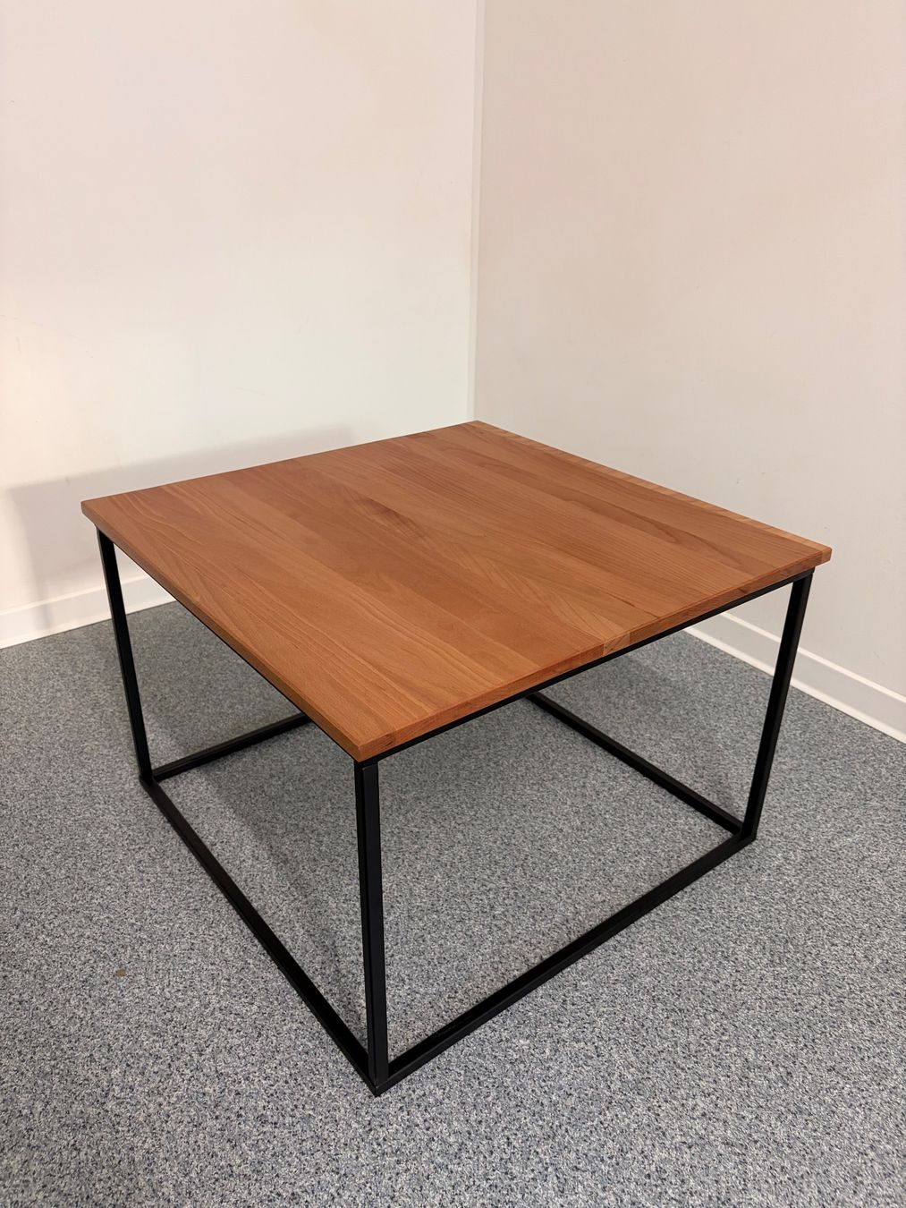 Tavoli: Handgefertigter Couchtisch aus Buchenholz – Nuovo (secondo la descrizione) da Winterthur venduto da ABYER