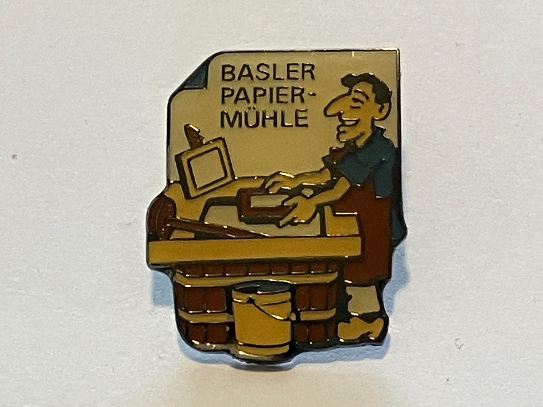 Plaketten & Abzeichen: 1 Pin Basler Papiermühle – Gebraucht aus Basel von djwwpp