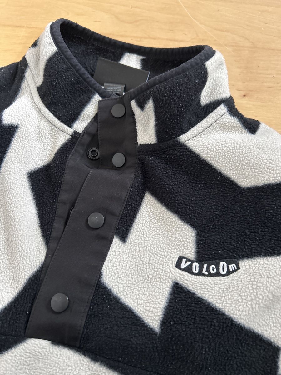 Maglioni & Felpe: Volcom Fleece Pulli mit speziellem Muster, Grösse 158 – Usato da Bern venduto da nin_6tc5 2