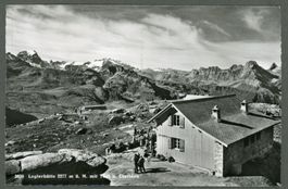 AK sw Leglerhütte GL belebte Szene Tödi Clariden ≈ 1950 