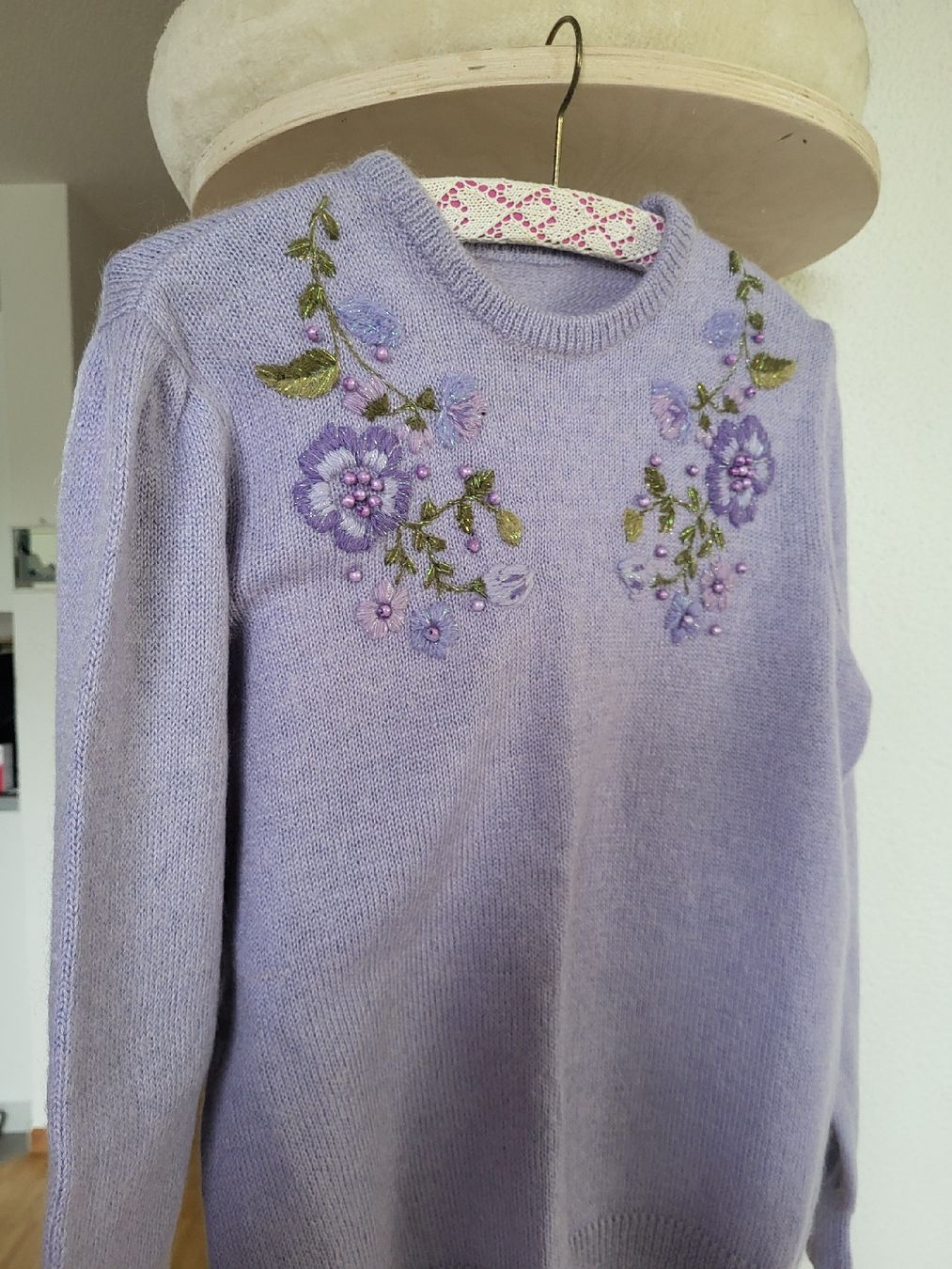 Maglioni & Felpe: Lila Strickpullover mit Blumenmuster, 100% Wolle Grösse M, – Nuovo (secondo la descrizione) da Winterthur venduto da rab_tr8n 1