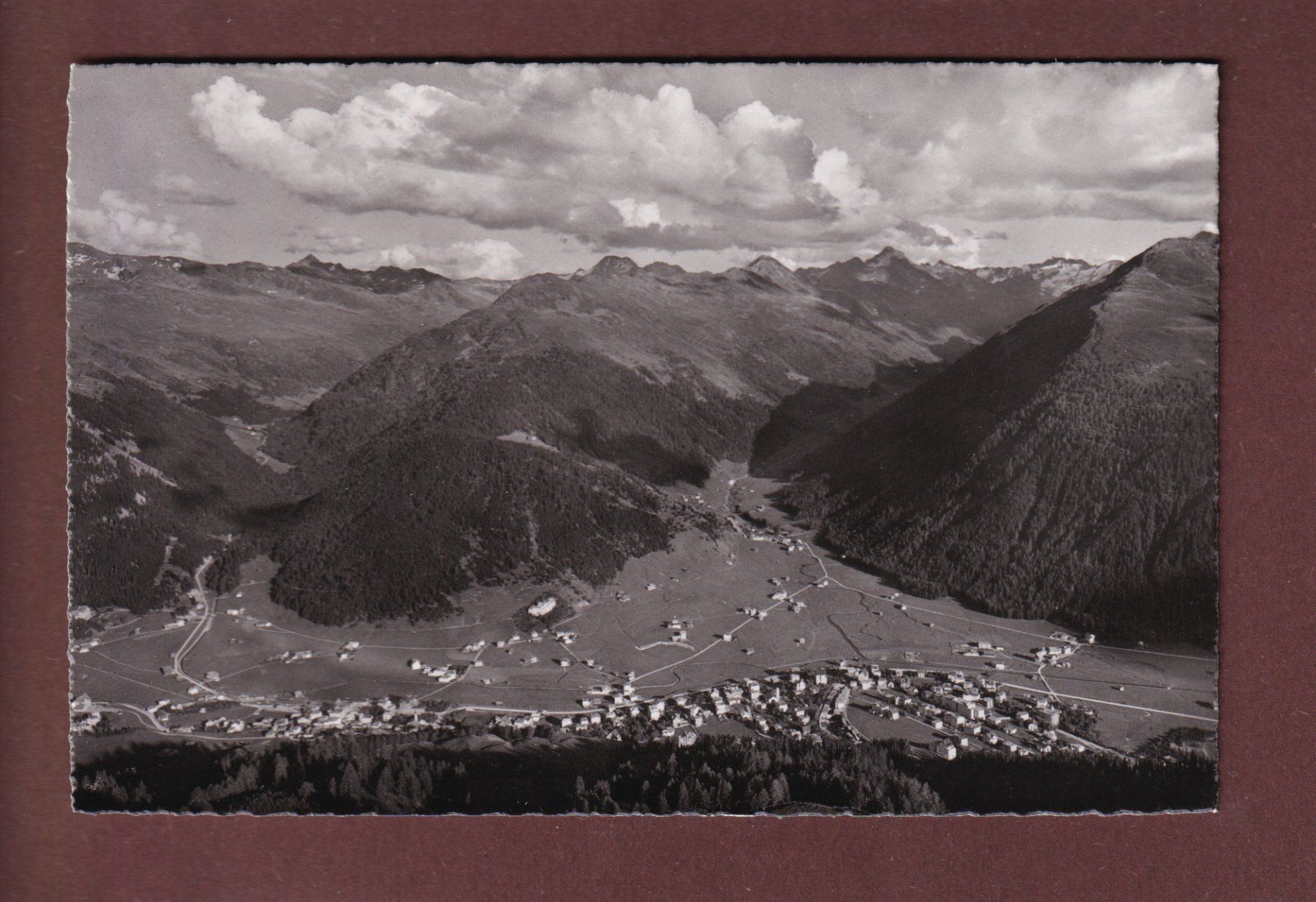 Cartoline postali: DAVOS-DORF - Englisch-Viertel – Usato da Pully venduto da nicecards