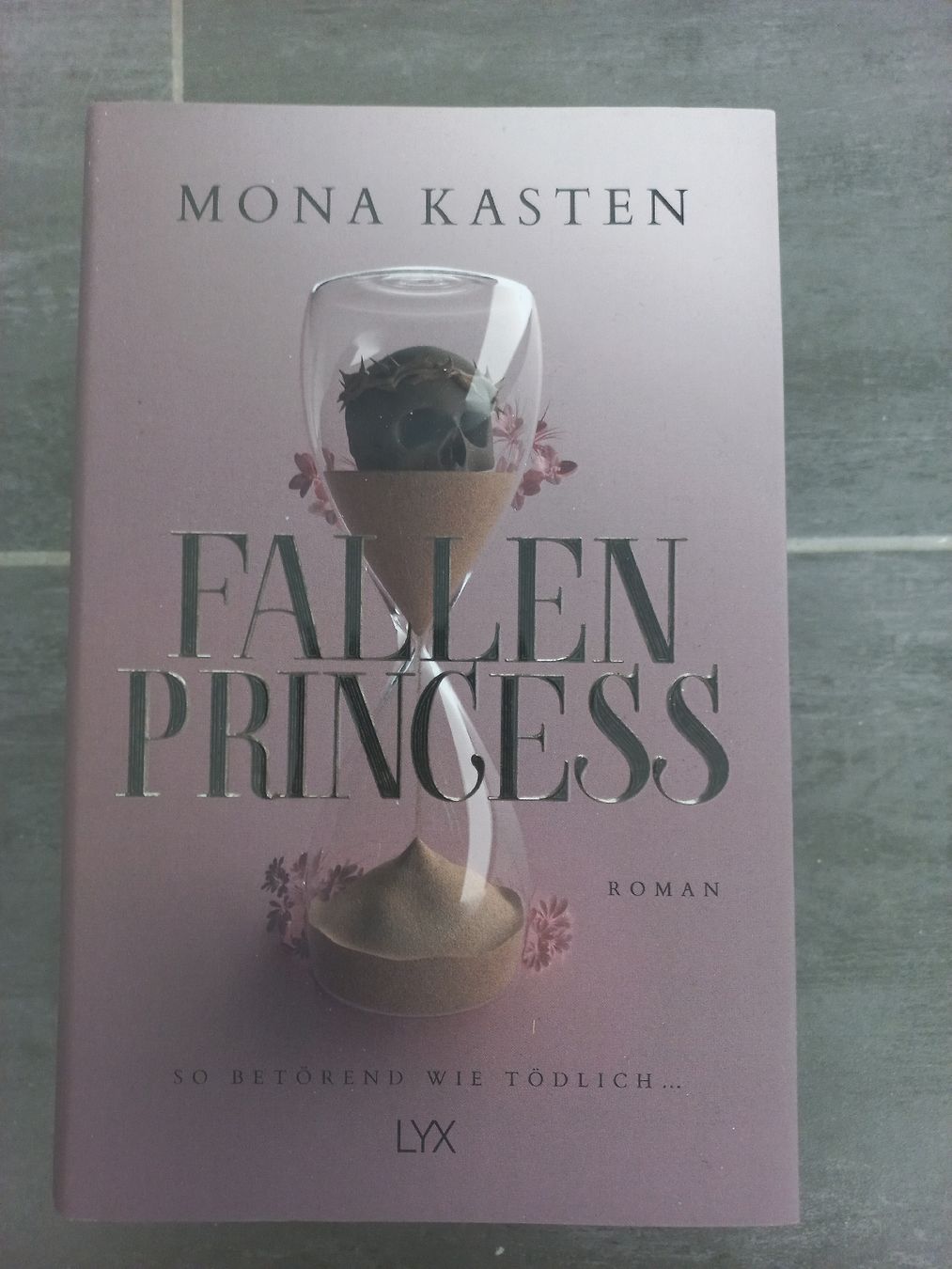 Libri: Mona Kasten Romane Haunted Reign & Fallen Princess – Usato da Frauenfeld venduto da Melibooks 1