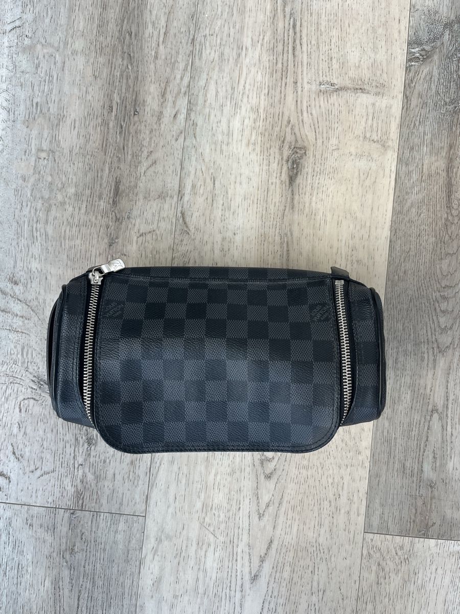 Louis Vuitton Custodie per cosmetici: Louis Vuitton Damier Graphit Kulturbeutel – Nuovo (secondo la descrizione) da Greifensee venduto da opango04