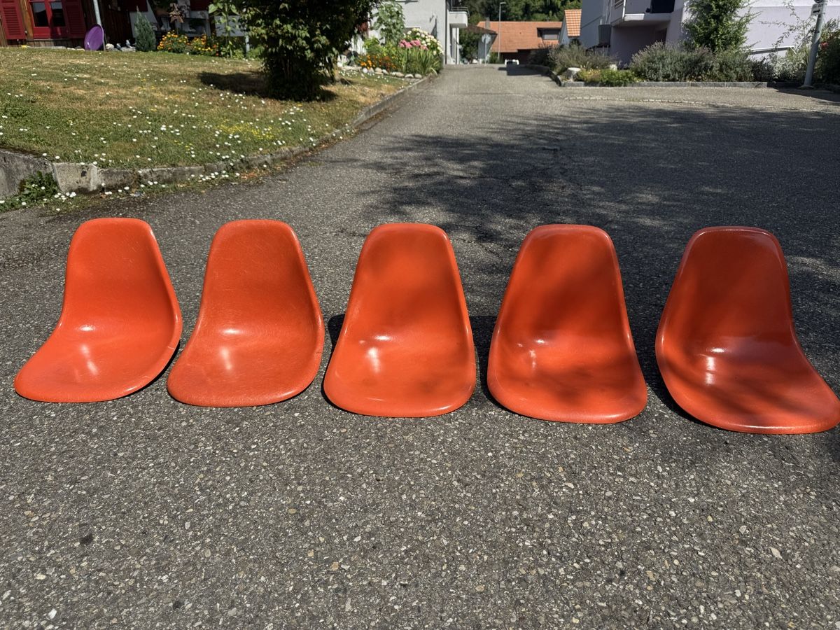 Stühle: 5 Eames Schalen Orange ab 1.- Defekt  – Gebraucht aus Grenchen von Design-Outlet