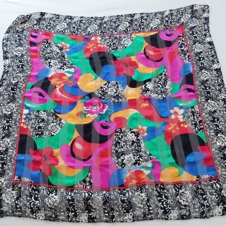 Buntes Seidenfoulard handrolliert!