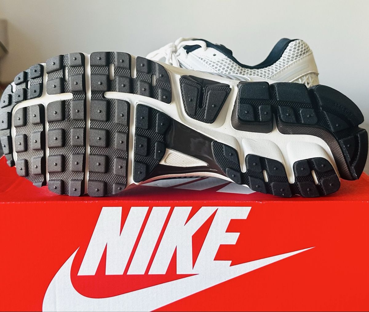 Nike Scarpe da uomo: Nike Zoom Vomero 5  – Nuovo e nell'imballaggio originale da Biel/Bienne venduto da Akwawini 4