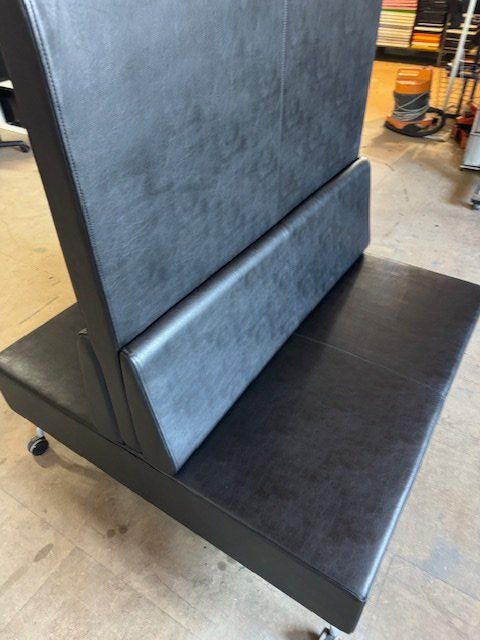 Sofas: Orangebox Objektsofa Leder – Neu (gemäss Beschreibung) aus Zollikofen von OberliAG 4