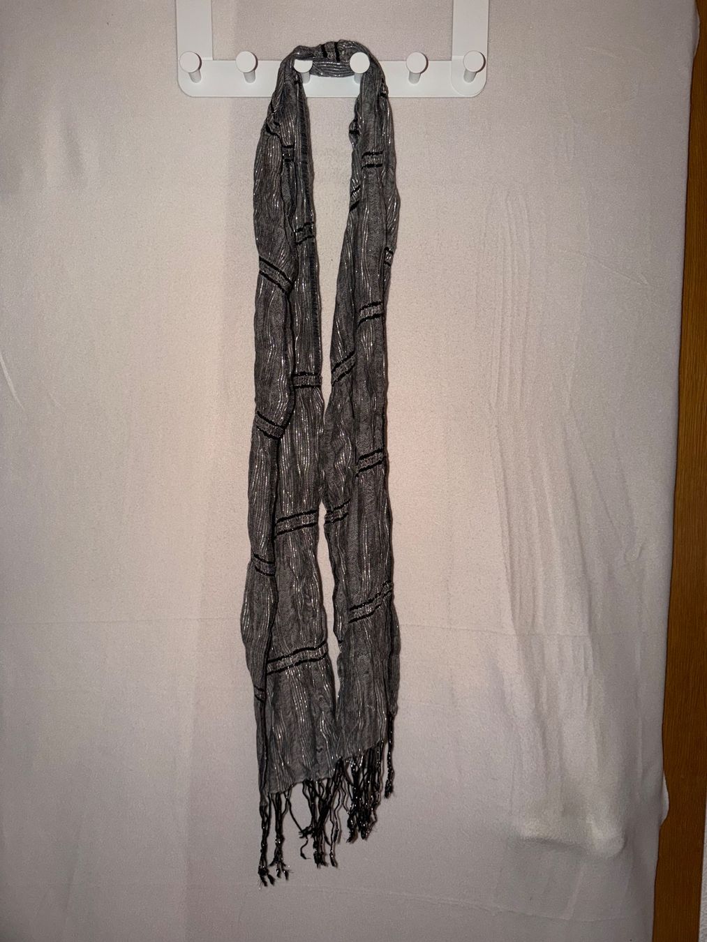 Foulards, Tücher & Schals: Schöner grauer Schal – Gebraucht aus Grosswangen von shoes.bags.and.co