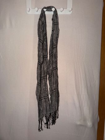 Schöner grauer Schal