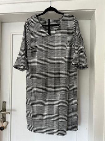 Schönes Kleid mit Karomuster schwarz-weiss