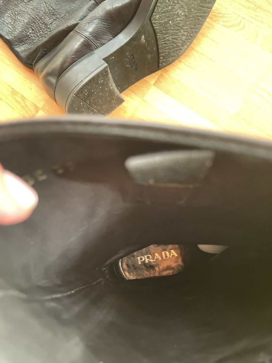 Prada Scarpe da donna: Prada Black Leather Pointed Toe Lug Sole Mid-Calf Boots – Usato da Münchenstein venduto da B771 8