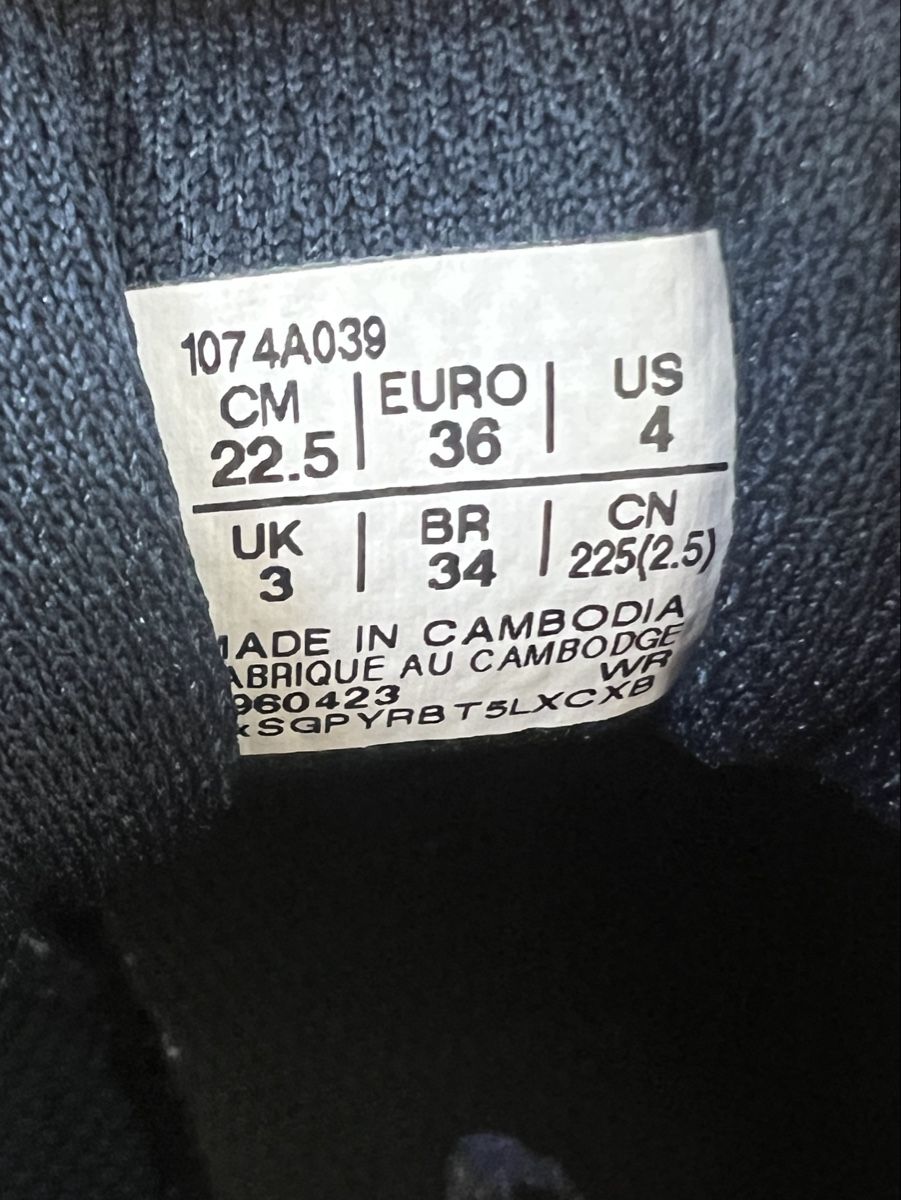 Asics Schuhe für Jungen: Asics Hallenschuhe Grösse 36 – Gebraucht aus Dietikon von DeathValley 3