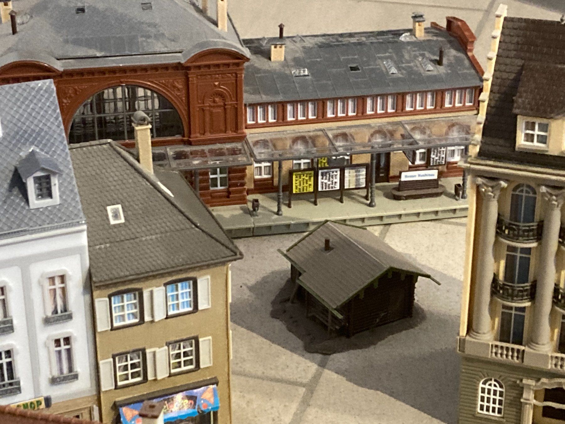Modelleisenbahnen: Modelleisenbahn H0: Gebäude und viel Zubehör – Gebraucht aus Otelfingen von mos_x8x2 4