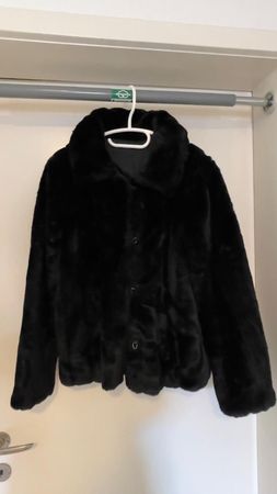 Kunstpelz Jacke schwarz mit Hakenverschluss gebraucht