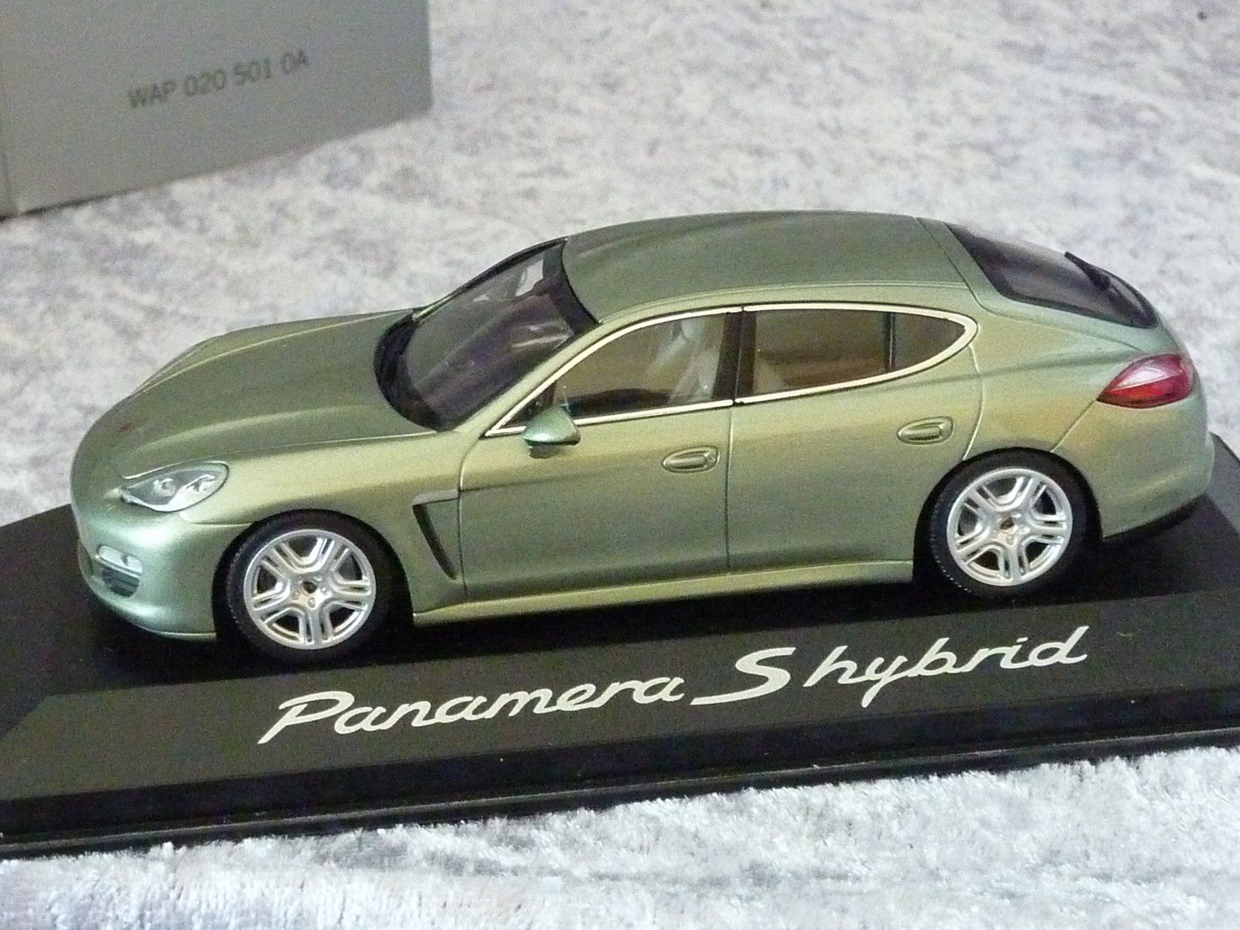 Minichamps Modellini d'auto: Porsche Panamera S Hybrid  1:43 – Nuovo e nell'imballaggio originale da Dürrenäsch venduto da modellautos4you 2