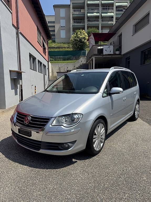 Autos: VW Touran Highline Automatica – D'occasion à Bosco Luganese par Olix2020